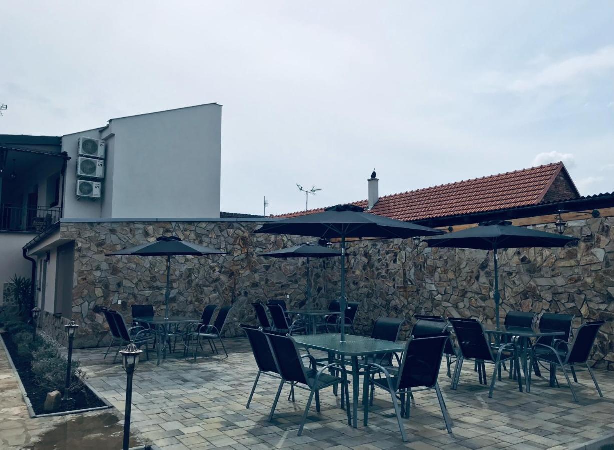 Hotel Café de la Crème Kuzelov Exterior foto